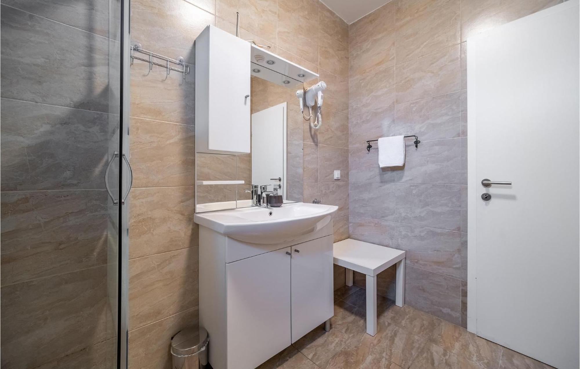 1 Bedroom Beautiful Apartment In רקוביצה מראה חיצוני תמונה