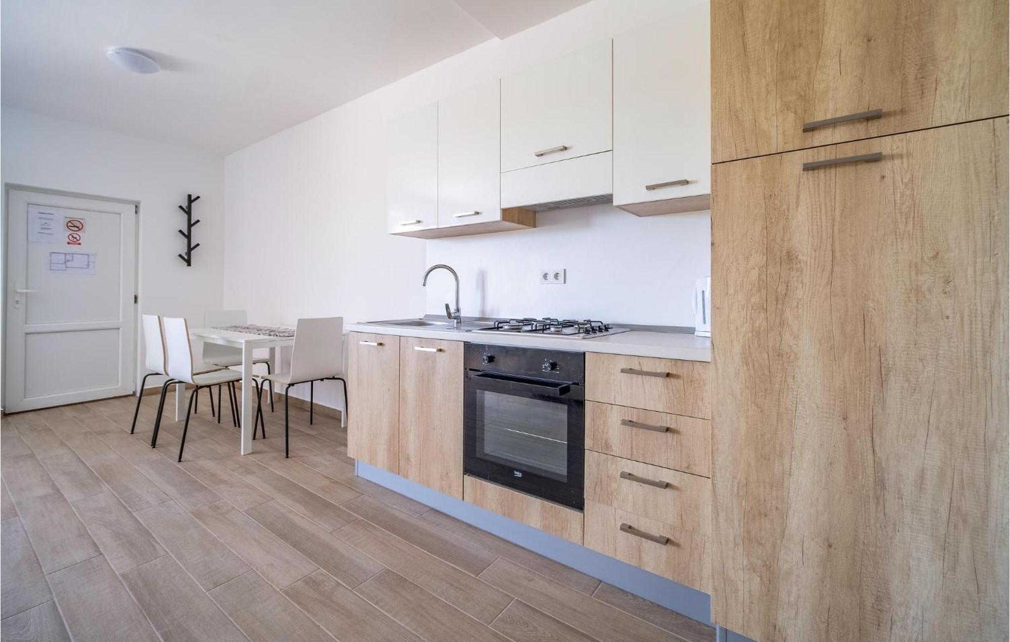 1 Bedroom Beautiful Apartment In רקוביצה מראה חיצוני תמונה
